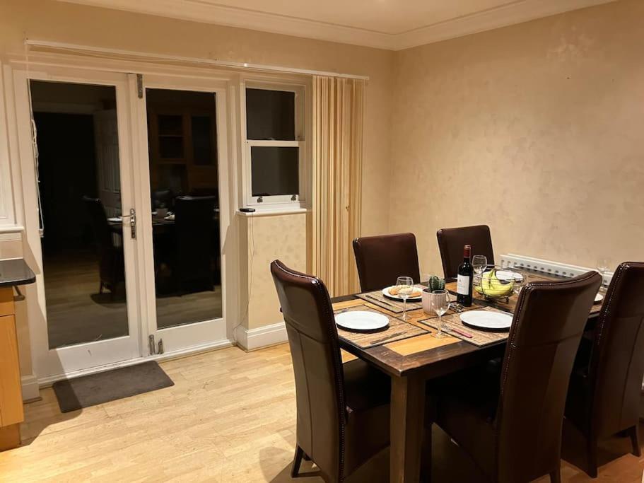 Central Chester Bedrooms Exterior foto